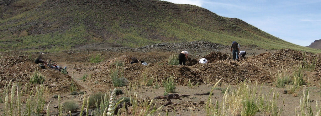 Fossilien Sammler graben nach Trilobiten in Marokko.